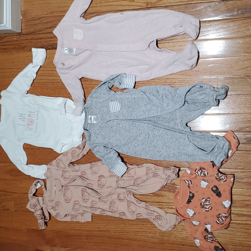 Bundle of Gap footies and onesies size 0 to 3 months